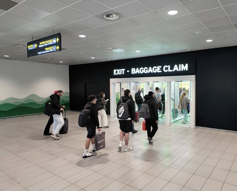 Aeroporto di Bologna: quattro One-Way Corridors FAAC per un flusso passeggeri più sicuro e intuitivo