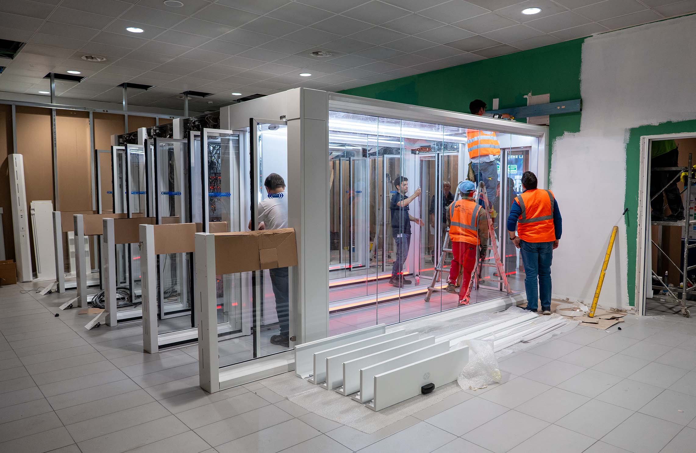 Installazione dei One-Way Corridors FAAC nella Sala Arrivi Schengen dell'Aeroporto di Bologna durante le attività di cantiere